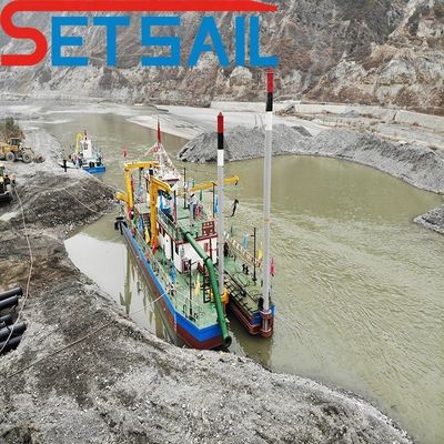 Scavatrice di sabbia ad aspirazione per operazioni di dragaggio