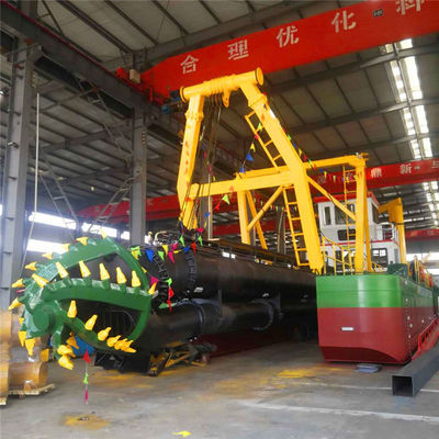 Dredger per aspirazione con verricello idraulico e porta-spud
