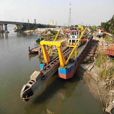 Dredger per aspirazione con verricello idraulico e porta-spud